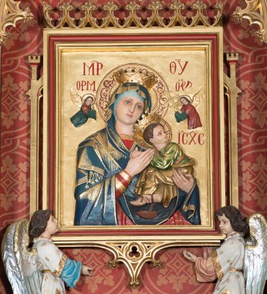 Zdjęcie nr 1: Obraz w kształcie stojącego prostokąta umieszczony w polu głównym ołtarza, w głębokiej wnęce, w neogotyckiej, złoconej ramie podtrzymywanej przez dwie pełnoplastyczne postacie klęczących aniołów. W centrum kompozycji znajduje się płaskorzeźbione przedstawienie Matki Boskiej Nieustającej Pomocy. Maria ukazana jest w półpostaci, frontalnie, z Dzieciątkiem Jezus na lewym ręku. Dzieciątko widoczne z prawego profilu, z głową odwróconą do tyłu, oburącz ujmuje dłoń Marii. Jezus spogląda w kierunku niewielkiej sylwetki jednego z dwóch archaniołów znajdującego się po prawej stronie – archanioła Gabriela. Po drugiej stronie jest archanioł Michał. Twarze Marii i Dzieciątka są owalne z drobnymi ustami, długimi i wąskimi nosami, silnie podkreślonymi oczami. Oczy Marii o migdałowym kształcie, wzrok skierowany na wprost. Matka Boska ubrana jest w czerwoną suknię z długimi rękawami ze złotymi obszyciami oraz błękitny płaszcz nałożony na głowę. Dzieciątko ubrane jest w zieloną sukienkę i złocony płaszcz, z jego prawej stopy zsuwa się sandał. Szaty są mocno szrafowane. Na głowach Marii i Dzieciątka znajdują się złocone korony, natomiast wokół nich nimby: Matki Boskiej dekorowany bogatą wicią floralną, a u Dzieciątka nimb krzyżowy. Wszystkie postacie są podpisane inicjałami: nad głową Marii, po lewej stronie obrazu widnieją litery „MP”, a po prawej „ΘΥ”; następnie po lewej stronie obrazu, nad głową archanioła Michała znajdują się litery:„ΟΡМ”, a nad głową archanioła Gabriela: „OΡГ” i dalej, po prawej stronie obrazu, obok Dzieciątka Jezus litery: „IC-XC”. Tło jest jednolite, złocone. Obraz ujęty jest prostokątną, profilowaną ramą, od wewnątrz złoconą, a od zewnątrz pomalowaną na kolor czerwony. Całość ujęta jest neogotycką strukturą.