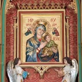 Zdjęcie nr 1: Obraz w kształcie stojącego prostokąta umieszczony w polu głównym ołtarza, w głębokiej wnęce, w neogotyckiej, złoconej ramie podtrzymywanej przez dwie pełnoplastyczne postacie klęczących aniołów. W centrum kompozycji znajduje się płaskorzeźbione przedstawienie Matki Boskiej Nieustającej Pomocy. Maria ukazana jest w półpostaci, frontalnie, z Dzieciątkiem Jezus na lewym ręku. Dzieciątko widoczne z prawego profilu, z głową odwróconą do tyłu, oburącz ujmuje dłoń Marii. Jezus spogląda w kierunku niewielkiej sylwetki jednego z dwóch archaniołów znajdującego się po prawej stronie – archanioła Gabriela. Po drugiej stronie jest archanioł Michał. Twarze Marii i Dzieciątka są owalne z drobnymi ustami, długimi i wąskimi nosami, silnie podkreślonymi oczami. Oczy Marii o migdałowym kształcie, wzrok skierowany na wprost. Matka Boska ubrana jest w czerwoną suknię z długimi rękawami ze złotymi obszyciami oraz błękitny płaszcz nałożony na głowę. Dzieciątko ubrane jest w zieloną sukienkę i złocony płaszcz, z jego prawej stopy zsuwa się sandał. Szaty są mocno szrafowane. Na głowach Marii i Dzieciątka znajdują się złocone korony, natomiast wokół nich nimby: Matki Boskiej dekorowany bogatą wicią floralną, a u Dzieciątka nimb krzyżowy. Wszystkie postacie są podpisane inicjałami: nad głową Marii, po lewej stronie obrazu widnieją litery „MP”, a po prawej „ΘΥ”; następnie po lewej stronie obrazu, nad głową archanioła Michała znajdują się litery:„ΟΡМ”, a nad głową archanioła Gabriela: „OΡГ” i dalej, po prawej stronie obrazu, obok Dzieciątka Jezus litery: „IC-XC”. Tło jest jednolite, złocone. Obraz ujęty jest prostokątną, profilowaną ramą, od wewnątrz złoconą, a od zewnątrz pomalowaną na kolor czerwony. Całość ujęta jest neogotycką strukturą.