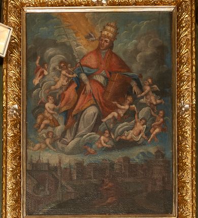 Zdjęcie nr 8: Ambona wisząca, przyścienna. Kosz na planie ośmioboku, na ściankach arkady z malowanymi przedstawieniami św. Walentego, św. Wincentego, św. Jana Nepomucena i bł. Jana Kanonika. Ścianki wydzielone kolumnami kompozytowymi na cokole, dźwigającymi pełne belkowanie wyłamane na ich osi. Parapet w formie silnie wystającego, profilowanego gzymsu. Z prawej strony dostawione jednobiegowe schody z barierką zwieńczoną profilowanym gzymsem. Zaplecek wysoki, ujęty pilastrami dźwiganymi przez konsolki dekorowane liściem; w polu obraz św. Grzegorza Wielkiego. Baldachim na planie trójliścia z lambrekinem z ornamentu roślinnego; utworzony z czterech pałąków dekorowanych akantem, podtrzymujących cokół dla figury św. Michała Archanioła. Figura zwrócona frontalnie, z prawą nogą opartą na fragmencie skały. W lewej ręce trzyma włócznię, w prawej miecz. Ubrany w zbroję, z szeroko rozłożonymi skrzydłami. Na podniebieniu gołębica Ducha Świętego na tle glorii promienistej. Ambona marmoryzowana w tonacji zielono-niebieskiej ze złoconymi detalami i ornamentami.
św. Jana Kantego, św. Jana Nepomucena, św. Walentego i św. Wincentego

św. grzegorz unoszący się nad rzymem