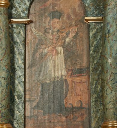 Zdjęcie nr 3: Ambona wisząca, przyścienna. Kosz na planie ośmioboku, na ściankach arkady z malowanymi przedstawieniami św. Walentego, św. Wincentego, św. Jana Nepomucena i bł. Jana Kanonika. Ścianki wydzielone kolumnami kompozytowymi na cokole, dźwigającymi pełne belkowanie wyłamane na ich osi. Parapet w formie silnie wystającego, profilowanego gzymsu. Z prawej strony dostawione jednobiegowe schody z barierką zwieńczoną profilowanym gzymsem. Zaplecek wysoki, ujęty pilastrami dźwiganymi przez konsolki dekorowane liściem; w polu obraz św. Grzegorza Wielkiego. Baldachim na planie trójliścia z lambrekinem z ornamentu roślinnego; utworzony z czterech pałąków dekorowanych akantem, podtrzymujących cokół dla figury św. Michała Archanioła. Figura zwrócona frontalnie, z prawą nogą opartą na fragmencie skały. W lewej ręce trzyma włócznię, w prawej miecz. Ubrany w zbroję, z szeroko rozłożonymi skrzydłami. Na podniebieniu gołębica Ducha Świętego na tle glorii promienistej. Ambona marmoryzowana w tonacji zielono-niebieskiej ze złoconymi detalami i ornamentami.
św. Jana Kantego, św. Jana Nepomucena, św. Walentego i św. Wincentego

św. grzegorz unoszący się nad rzymem