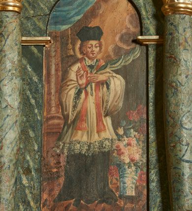 Zdjęcie nr 10: Ambona wisząca, przyścienna. Kosz na planie ośmioboku, na ściankach arkady z malowanymi przedstawieniami św. Walentego, św. Wincentego, św. Jana Nepomucena i bł. Jana Kanonika. Ścianki wydzielone kolumnami kompozytowymi na cokole, dźwigającymi pełne belkowanie wyłamane na ich osi. Parapet w formie silnie wystającego, profilowanego gzymsu. Z prawej strony dostawione jednobiegowe schody z barierką zwieńczoną profilowanym gzymsem. Zaplecek wysoki, ujęty pilastrami dźwiganymi przez konsolki dekorowane liściem; w polu obraz św. Grzegorza Wielkiego. Baldachim na planie trójliścia z lambrekinem z ornamentu roślinnego; utworzony z czterech pałąków dekorowanych akantem, podtrzymujących cokół dla figury św. Michała Archanioła. Figura zwrócona frontalnie, z prawą nogą opartą na fragmencie skały. W lewej ręce trzyma włócznię, w prawej miecz. Ubrany w zbroję, z szeroko rozłożonymi skrzydłami. Na podniebieniu gołębica Ducha Świętego na tle glorii promienistej. Ambona marmoryzowana w tonacji zielono-niebieskiej ze złoconymi detalami i ornamentami.
św. Jana Kantego, św. Jana Nepomucena, św. Walentego i św. Wincentego

św. grzegorz unoszący się nad rzymem