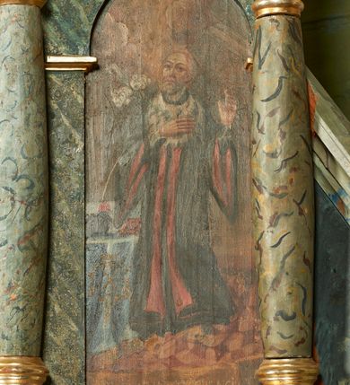 Zdjęcie nr 11: Ambona wisząca, przyścienna. Kosz na planie ośmioboku, na ściankach arkady z malowanymi przedstawieniami św. Walentego, św. Wincentego, św. Jana Nepomucena i bł. Jana Kanonika. Ścianki wydzielone kolumnami kompozytowymi na cokole, dźwigającymi pełne belkowanie wyłamane na ich osi. Parapet w formie silnie wystającego, profilowanego gzymsu. Z prawej strony dostawione jednobiegowe schody z barierką zwieńczoną profilowanym gzymsem. Zaplecek wysoki, ujęty pilastrami dźwiganymi przez konsolki dekorowane liściem; w polu obraz św. Grzegorza Wielkiego. Baldachim na planie trójliścia z lambrekinem z ornamentu roślinnego; utworzony z czterech pałąków dekorowanych akantem, podtrzymujących cokół dla figury św. Michała Archanioła. Figura zwrócona frontalnie, z prawą nogą opartą na fragmencie skały. W lewej ręce trzyma włócznię, w prawej miecz. Ubrany w zbroję, z szeroko rozłożonymi skrzydłami. Na podniebieniu gołębica Ducha Świętego na tle glorii promienistej. Ambona marmoryzowana w tonacji zielono-niebieskiej ze złoconymi detalami i ornamentami.
św. Jana Kantego, św. Jana Nepomucena, św. Walentego i św. Wincentego

św. grzegorz unoszący się nad rzymem