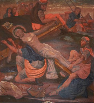 Zdjęcie nr 4: 14 stacji drogi krzyżowej w kształcie stojących prostokątów ujętych w drewniane, profilowane ramy zwieńczone krzyżami. Sceny są narracyjne, wielofiguralne, przedstawiane na tle architektonicznym lub pejzażowym. W centrum wielu z nich znajduje się postać Chrystusa ubranego w różową tunikę i niebieski płaszcz, z nimbem wokół przybranej koroną cierniową głowy. Sceny są tłumne, postacie krępe o zaburzonych proporcjach i uproszczonych rysach twarzy. U dołu kompozycji malowane czarną farbą numery stacji: Stacyja I, Stacyja II etc. Kolorystyka ciemna, ciepła ze zdecydowaną przewagą brązów.