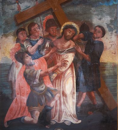 Zdjęcie nr 3: 14 stacji drogi krzyżowej w kształcie stojących prostokątów ujętych w drewniane, profilowane ramy zwieńczone krzyżami. Sceny są narracyjne, wielofiguralne, przedstawiane na tle architektonicznym lub pejzażowym. W centrum wielu z nich znajduje się postać Chrystusa ubranego w różową tunikę i niebieski płaszcz, z nimbem wokół przybranej koroną cierniową głowy. Sceny są tłumne, postacie krępe o zaburzonych proporcjach i uproszczonych rysach twarzy. U dołu kompozycji malowane czarną farbą numery stacji: Stacyja I, Stacyja II etc. Kolorystyka ciemna, ciepła ze zdecydowaną przewagą brązów.