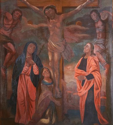 Zdjęcie nr 5: 14 stacji drogi krzyżowej w kształcie stojących prostokątów ujętych w drewniane, profilowane ramy zwieńczone krzyżami. Sceny są narracyjne, wielofiguralne, przedstawiane na tle architektonicznym lub pejzażowym. W centrum wielu z nich znajduje się postać Chrystusa ubranego w różową tunikę i niebieski płaszcz, z nimbem wokół przybranej koroną cierniową głowy. Sceny są tłumne, postacie krępe o zaburzonych proporcjach i uproszczonych rysach twarzy. U dołu kompozycji malowane czarną farbą numery stacji: Stacyja I, Stacyja II etc. Kolorystyka ciemna, ciepła ze zdecydowaną przewagą brązów.