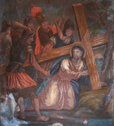 Zdjęcie nr 2: 14 stacji drogi krzyżowej w kształcie stojących prostokątów ujętych w drewniane, profilowane ramy zwieńczone krzyżami. Sceny są narracyjne, wielofiguralne, przedstawiane na tle architektonicznym lub pejzażowym. W centrum wielu z nich znajduje się postać Chrystusa ubranego w różową tunikę i niebieski płaszcz, z nimbem wokół przybranej koroną cierniową głowy. Sceny są tłumne, postacie krępe o zaburzonych proporcjach i uproszczonych rysach twarzy. U dołu kompozycji malowane czarną farbą numery stacji: Stacyja I, Stacyja II etc. Kolorystyka ciemna, ciepła ze zdecydowaną przewagą brązów.