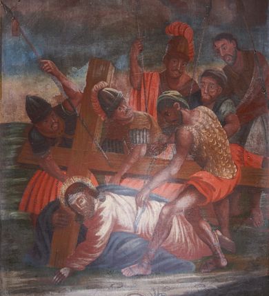 Zdjęcie nr 6: 14 stacji drogi krzyżowej w kształcie stojących prostokątów ujętych w drewniane, profilowane ramy zwieńczone krzyżami. Sceny są narracyjne, wielofiguralne, przedstawiane na tle architektonicznym lub pejzażowym. W centrum wielu z nich znajduje się postać Chrystusa ubranego w różową tunikę i niebieski płaszcz, z nimbem wokół przybranej koroną cierniową głowy. Sceny są tłumne, postacie krępe o zaburzonych proporcjach i uproszczonych rysach twarzy. U dołu kompozycji malowane czarną farbą numery stacji: Stacyja I, Stacyja II etc. Kolorystyka ciemna, ciepła ze zdecydowaną przewagą brązów.