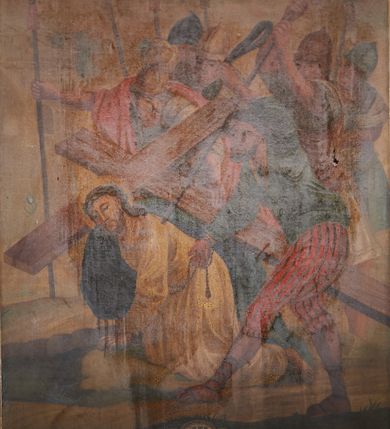 Zdjęcie nr 8: 14 stacji drogi krzyżowej w kształcie stojących prostokątów ujętych w drewniane, profilowane ramy zwieńczone krzyżami. Sceny są narracyjne, wielofiguralne, przedstawiane na tle architektonicznym lub pejzażowym. W centrum wielu z nich znajduje się postać Chrystusa ubranego w różową tunikę i niebieski płaszcz, z nimbem wokół przybranej koroną cierniową głowy. Sceny są tłumne, postacie krępe o zaburzonych proporcjach i uproszczonych rysach twarzy. U dołu kompozycji malowane czarną farbą numery stacji: Stacyja I, Stacyja II etc. Kolorystyka ciemna, ciepła ze zdecydowaną przewagą brązów.