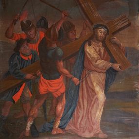 Zdjęcie nr 1: 14 stacji drogi krzyżowej w kształcie stojących prostokątów ujętych w drewniane, profilowane ramy zwieńczone krzyżami. Sceny są narracyjne, wielofiguralne, przedstawiane na tle architektonicznym lub pejzażowym. W centrum wielu z nich znajduje się postać Chrystusa ubranego w różową tunikę i niebieski płaszcz, z nimbem wokół przybranej koroną cierniową głowy. Sceny są tłumne, postacie krępe o zaburzonych proporcjach i uproszczonych rysach twarzy. U dołu kompozycji malowane czarną farbą numery stacji: Stacyja I, Stacyja II etc. Kolorystyka ciemna, ciepła ze zdecydowaną przewagą brązów.