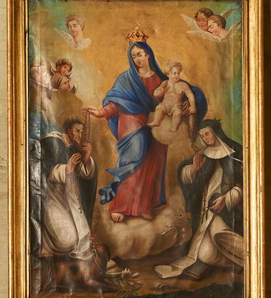 Zdjęcie nr 1: Obraz w formie stojącego prostokąta w złoconej, profilowanej ramie. W centrum, zwrócona w trzech czwartych w lewo stoi Maria z Dzieciątkiem. Kobieta delikatnie pochyla głowę, prawą ręką wysuniętą w przód podaje różaniec św. Dominikowi, lewą przytrzymuje Dzieciątko. Ma twarz o delikatnych rysach, ciemne oczy przysłonięte grubymi powiekami, wąski nos i niewielkie usta, jasne przykryte częścią płąszcza włosy opadają jej na plecy, na głowie ma zamkniętą koronę. Jest ubrana w czerwoną suknię oraz niebieski płaszcz okrywający głowę, ramiona i prawe udo. Dzieciątko siedząc na obłoku, zwrócone jest delikatnie w prawo, lecz głowę obraca w przeciwnym kierunku. Prawą dłonią czyni gest błogosławieństwa w stronę św. Katarzyny, lewą podaje jej różaniec. Ma owalną twarz o wyraźnych rysach, wysokie czoło, jasne oczy, małe usta i nos; jasne włosy ma zaczesane do przodu. Jest przesłonięte białą tkaniną. Po lewej stronie kompozycji, na dole, klęcząca postać św. Dominika ukazanego z prawego profilu. Święty obiema rękami odbiera różaniec od Marii. Głowę ma pochyloną, twarz szczupłą, o ostrym profilu nosa, wzrok kieruje przed siebie; włosy krótkie, zaczesane do góry, subtelnie zaznaczony nimb. Święty jest ubrany w habit dominikański. Po prawej stronie obrazu postać klęczącej na księdze św. Katarzyny Sieneńskiej, zwróconej w prawo, ze spuszczoną głową i rozłożonymi rękami, również ubranej w habit. Prawą ręką odbiera różaniec od Dzieciątka, w lewej trzyma kwiat lilii. Twarz świętej jest owalna, o dziewczęcych rysach i jasnej karnacji, oczy ciemne, nos długi, o prostym profilu, usta wąskie. Przed św. Dominikiem waruje brązowy, niewielki pies, z głową zwróconą w kierunku świętego i płonącą pochodnią w pysku, przed nim kwiat lilii. Tło stanowi jasne żółto-błękitne niebo, między obłokami widoczne uskrzydlone główki anielskie.