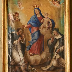 Zdjęcie nr 1: Obraz w formie stojącego prostokąta w złoconej, profilowanej ramie. W centrum, zwrócona w trzech czwartych w lewo stoi Maria z Dzieciątkiem. Kobieta delikatnie pochyla głowę, prawą ręką wysuniętą w przód podaje różaniec św. Dominikowi, lewą przytrzymuje Dzieciątko. Ma twarz o delikatnych rysach, ciemne oczy przysłonięte grubymi powiekami, wąski nos i niewielkie usta, jasne przykryte częścią płąszcza włosy opadają jej na plecy, na głowie ma zamkniętą koronę. Jest ubrana w czerwoną suknię oraz niebieski płaszcz okrywający głowę, ramiona i prawe udo. Dzieciątko siedząc na obłoku, zwrócone jest delikatnie w prawo, lecz głowę obraca w przeciwnym kierunku. Prawą dłonią czyni gest błogosławieństwa w stronę św. Katarzyny, lewą podaje jej różaniec. Ma owalną twarz o wyraźnych rysach, wysokie czoło, jasne oczy, małe usta i nos; jasne włosy ma zaczesane do przodu. Jest przesłonięte białą tkaniną. Po lewej stronie kompozycji, na dole, klęcząca postać św. Dominika ukazanego z prawego profilu. Święty obiema rękami odbiera różaniec od Marii. Głowę ma pochyloną, twarz szczupłą, o ostrym profilu nosa, wzrok kieruje przed siebie; włosy krótkie, zaczesane do góry, subtelnie zaznaczony nimb. Święty jest ubrany w habit dominikański. Po prawej stronie obrazu postać klęczącej na księdze św. Katarzyny Sieneńskiej, zwróconej w prawo, ze spuszczoną głową i rozłożonymi rękami, również ubranej w habit. Prawą ręką odbiera różaniec od Dzieciątka, w lewej trzyma kwiat lilii. Twarz świętej jest owalna, o dziewczęcych rysach i jasnej karnacji, oczy ciemne, nos długi, o prostym profilu, usta wąskie. Przed św. Dominikiem waruje brązowy, niewielki pies, z głową zwróconą w kierunku świętego i płonącą pochodnią w pysku, przed nim kwiat lilii. Tło stanowi jasne żółto-błękitne niebo, między obłokami widoczne uskrzydlone główki anielskie.