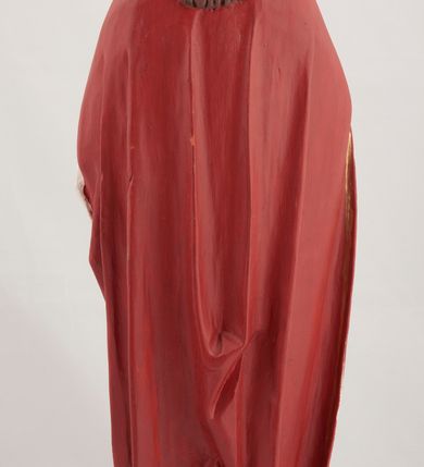 Zdjęcie nr 4: Rzeźba pełnoplastyczna przedstawiająca stojącego Chrystusa Zmartwychwstałego ustawiona na zielonej, owalnej podstawie i profilowanym, sześciobocznym cokoliku. Głowa zwrócona na wprost, twarz wydłużona, wzrok skierowany przed siebie, nos długi prosty, usta pełne. Twarz okala krótki brązowy zarost, włosy brązowe opadające na ramiona. Prawa ręka uniesiona w geście błogosławieństwa, lewa ugięta w łokciu na wysokość pasa, palce złączone. Na rękach, stopach i piersi widoczne ślady męczeństwa. Stopy nagie, biodra otacza złote, płasko sfałdowane perizonium. Płaszcz ciemnoczerwony ze złotą lamówką i białym podbiciem, rzeźbiony w głębokie fałdy. 