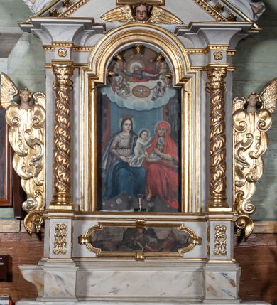 Zdjęcie nr 1: Ołtarz przyścienny, architektoniczny, jednokondygnacyjny ze zwieńczeniem i uszakami. Mensa drewniana, prostopadłościenna, marmoryzowana. W predelli obraz w kształcie spłaszczonego owalu z przedstawieniem św. Jana Chrzciciela. Nastawa na wysokim cokole ujęta złoconymi, kręconymi kolumnami o korynckich kapitelach. Kolumny dźwigają fragmenty przełamanego i przerwanego w osi ołtarza belkowania. Kondygnacja pierwsza ujęta uszami utworzonymi ze złoconych wolut i małżowin zwieńczonych główkami anielskimi ze skrzydłami. W centrum obraz św. Anny Samotrzeć w kształcie stojącego prostokąta zamkniętego łukiem nadwieszonym. W podłuczu złocone szyszki; powyżej uskrzydlona główka anielska. Zwieńczenie w formie trójkątnego przyczółka dekorowanego ząbkowaniem; część środkowa wyniesiona, zamknięta półkoliście. Na nim dwie postaci półleżących aniołów w białych szatach. W zwieńczeniu obraz Nawiedzenia w kształcie stojącego prostokąta o ściętych górnych narożach. 
Struktura ołtarza malowana na biało; ornamenty oraz elementy architektoniczne złocone; twarze figur polichromowane.
