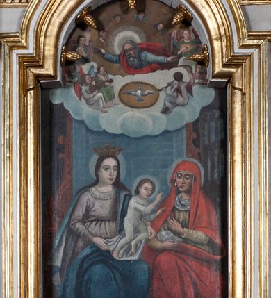 Zdjęcie nr 2: Ołtarz przyścienny, architektoniczny, jednokondygnacyjny ze zwieńczeniem i uszakami. Mensa drewniana, prostopadłościenna, marmoryzowana. W predelli obraz w kształcie spłaszczonego owalu z przedstawieniem św. Jana Chrzciciela. Nastawa na wysokim cokole ujęta złoconymi, kręconymi kolumnami o korynckich kapitelach. Kolumny dźwigają fragmenty przełamanego i przerwanego w osi ołtarza belkowania. Kondygnacja pierwsza ujęta uszami utworzonymi ze złoconych wolut i małżowin zwieńczonych główkami anielskimi ze skrzydłami. W centrum obraz św. Anny Samotrzeć w kształcie stojącego prostokąta zamkniętego łukiem nadwieszonym. W podłuczu złocone szyszki; powyżej uskrzydlona główka anielska. Zwieńczenie w formie trójkątnego przyczółka dekorowanego ząbkowaniem; część środkowa wyniesiona, zamknięta półkoliście. Na nim dwie postaci półleżących aniołów w białych szatach. W zwieńczeniu obraz Nawiedzenia w kształcie stojącego prostokąta o ściętych górnych narożach. 
Struktura ołtarza malowana na biało; ornamenty oraz elementy architektoniczne złocone; twarze figur polichromowane.
