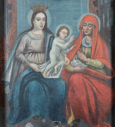 Zdjęcie nr 9: Ołtarz przyścienny, architektoniczny, jednokondygnacyjny ze zwieńczeniem i uszakami. Mensa drewniana, prostopadłościenna, marmoryzowana. W predelli obraz w kształcie spłaszczonego owalu z przedstawieniem św. Jana Chrzciciela. Nastawa na wysokim cokole ujęta złoconymi, kręconymi kolumnami o korynckich kapitelach. Kolumny dźwigają fragmenty przełamanego i przerwanego w osi ołtarza belkowania. Kondygnacja pierwsza ujęta uszami utworzonymi ze złoconych wolut i małżowin zwieńczonych główkami anielskimi ze skrzydłami. W centrum obraz św. Anny Samotrzeć w kształcie stojącego prostokąta zamkniętego łukiem nadwieszonym. W podłuczu złocone szyszki; powyżej uskrzydlona główka anielska. Zwieńczenie w formie trójkątnego przyczółka dekorowanego ząbkowaniem; część środkowa wyniesiona, zamknięta półkoliście. Na nim dwie postaci półleżących aniołów w białych szatach. W zwieńczeniu obraz Nawiedzenia w kształcie stojącego prostokąta o ściętych górnych narożach. 
Struktura ołtarza malowana na biało; ornamenty oraz elementy architektoniczne złocone; twarze figur polichromowane.
