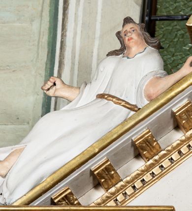 Zdjęcie nr 12: Ołtarz przyścienny, architektoniczny, jednokondygnacyjny ze zwieńczeniem i uszakami. Mensa drewniana, prostopadłościenna, marmoryzowana. W predelli obraz w kształcie spłaszczonego owalu z przedstawieniem św. Jana Chrzciciela. Nastawa na wysokim cokole ujęta złoconymi, kręconymi kolumnami o korynckich kapitelach. Kolumny dźwigają fragmenty przełamanego i przerwanego w osi ołtarza belkowania. Kondygnacja pierwsza ujęta uszami utworzonymi ze złoconych wolut i małżowin zwieńczonych główkami anielskimi ze skrzydłami. W centrum obraz św. Anny Samotrzeć w kształcie stojącego prostokąta zamkniętego łukiem nadwieszonym. W podłuczu złocone szyszki; powyżej uskrzydlona główka anielska. Zwieńczenie w formie trójkątnego przyczółka dekorowanego ząbkowaniem; część środkowa wyniesiona, zamknięta półkoliście. Na nim dwie postaci półleżących aniołów w białych szatach. W zwieńczeniu obraz Nawiedzenia w kształcie stojącego prostokąta o ściętych górnych narożach. 
Struktura ołtarza malowana na biało; ornamenty oraz elementy architektoniczne złocone; twarze figur polichromowane.
