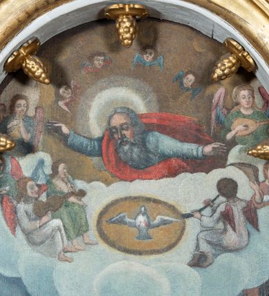 Zdjęcie nr 11: Ołtarz przyścienny, architektoniczny, jednokondygnacyjny ze zwieńczeniem i uszakami. Mensa drewniana, prostopadłościenna, marmoryzowana. W predelli obraz w kształcie spłaszczonego owalu z przedstawieniem św. Jana Chrzciciela. Nastawa na wysokim cokole ujęta złoconymi, kręconymi kolumnami o korynckich kapitelach. Kolumny dźwigają fragmenty przełamanego i przerwanego w osi ołtarza belkowania. Kondygnacja pierwsza ujęta uszami utworzonymi ze złoconych wolut i małżowin zwieńczonych główkami anielskimi ze skrzydłami. W centrum obraz św. Anny Samotrzeć w kształcie stojącego prostokąta zamkniętego łukiem nadwieszonym. W podłuczu złocone szyszki; powyżej uskrzydlona główka anielska. Zwieńczenie w formie trójkątnego przyczółka dekorowanego ząbkowaniem; część środkowa wyniesiona, zamknięta półkoliście. Na nim dwie postaci półleżących aniołów w białych szatach. W zwieńczeniu obraz Nawiedzenia w kształcie stojącego prostokąta o ściętych górnych narożach. 
Struktura ołtarza malowana na biało; ornamenty oraz elementy architektoniczne złocone; twarze figur polichromowane.
