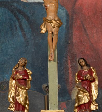 Zdjęcie nr 6: Ołtarz przyścienny, architektoniczny, jednokondygnacyjny ze zwieńczeniem i uszakami. Mensa drewniana, prostopadłościenna, marmoryzowana. W predelli obraz w kształcie spłaszczonego owalu z przedstawieniem św. Jana Chrzciciela. Nastawa na wysokim cokole ujęta złoconymi, kręconymi kolumnami o korynckich kapitelach. Kolumny dźwigają fragmenty przełamanego i przerwanego w osi ołtarza belkowania. Kondygnacja pierwsza ujęta uszami utworzonymi ze złoconych wolut i małżowin zwieńczonych główkami anielskimi ze skrzydłami. W centrum obraz św. Anny Samotrzeć w kształcie stojącego prostokąta zamkniętego łukiem nadwieszonym. W podłuczu złocone szyszki; powyżej uskrzydlona główka anielska. Zwieńczenie w formie trójkątnego przyczółka dekorowanego ząbkowaniem; część środkowa wyniesiona, zamknięta półkoliście. Na nim dwie postaci półleżących aniołów w białych szatach. W zwieńczeniu obraz Nawiedzenia w kształcie stojącego prostokąta o ściętych górnych narożach. 
Struktura ołtarza malowana na biało; ornamenty oraz elementy architektoniczne złocone; twarze figur polichromowane.
