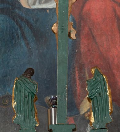 Zdjęcie nr 7: Ołtarz przyścienny, architektoniczny, jednokondygnacyjny ze zwieńczeniem i uszakami. Mensa drewniana, prostopadłościenna, marmoryzowana. W predelli obraz w kształcie spłaszczonego owalu z przedstawieniem św. Jana Chrzciciela. Nastawa na wysokim cokole ujęta złoconymi, kręconymi kolumnami o korynckich kapitelach. Kolumny dźwigają fragmenty przełamanego i przerwanego w osi ołtarza belkowania. Kondygnacja pierwsza ujęta uszami utworzonymi ze złoconych wolut i małżowin zwieńczonych główkami anielskimi ze skrzydłami. W centrum obraz św. Anny Samotrzeć w kształcie stojącego prostokąta zamkniętego łukiem nadwieszonym. W podłuczu złocone szyszki; powyżej uskrzydlona główka anielska. Zwieńczenie w formie trójkątnego przyczółka dekorowanego ząbkowaniem; część środkowa wyniesiona, zamknięta półkoliście. Na nim dwie postaci półleżących aniołów w białych szatach. W zwieńczeniu obraz Nawiedzenia w kształcie stojącego prostokąta o ściętych górnych narożach. 
Struktura ołtarza malowana na biało; ornamenty oraz elementy architektoniczne złocone; twarze figur polichromowane.
