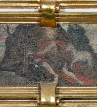 Zdjęcie nr 5: Ołtarz przyścienny, architektoniczny, jednokondygnacyjny ze zwieńczeniem i uszakami. Mensa drewniana, prostopadłościenna, marmoryzowana. W predelli obraz w kształcie spłaszczonego owalu z przedstawieniem św. Jana Chrzciciela. Nastawa na wysokim cokole ujęta złoconymi, kręconymi kolumnami o korynckich kapitelach. Kolumny dźwigają fragmenty przełamanego i przerwanego w osi ołtarza belkowania. Kondygnacja pierwsza ujęta uszami utworzonymi ze złoconych wolut i małżowin zwieńczonych główkami anielskimi ze skrzydłami. W centrum obraz św. Anny Samotrzeć w kształcie stojącego prostokąta zamkniętego łukiem nadwieszonym. W podłuczu złocone szyszki; powyżej uskrzydlona główka anielska. Zwieńczenie w formie trójkątnego przyczółka dekorowanego ząbkowaniem; część środkowa wyniesiona, zamknięta półkoliście. Na nim dwie postaci półleżących aniołów w białych szatach. W zwieńczeniu obraz Nawiedzenia w kształcie stojącego prostokąta o ściętych górnych narożach. 
Struktura ołtarza malowana na biało; ornamenty oraz elementy architektoniczne złocone; twarze figur polichromowane.
