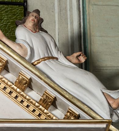 Zdjęcie nr 14: Ołtarz przyścienny, architektoniczny, jednokondygnacyjny ze zwieńczeniem i uszakami. Mensa drewniana, prostopadłościenna, marmoryzowana. W predelli obraz w kształcie spłaszczonego owalu z przedstawieniem św. Jana Chrzciciela. Nastawa na wysokim cokole ujęta złoconymi, kręconymi kolumnami o korynckich kapitelach. Kolumny dźwigają fragmenty przełamanego i przerwanego w osi ołtarza belkowania. Kondygnacja pierwsza ujęta uszami utworzonymi ze złoconych wolut i małżowin zwieńczonych główkami anielskimi ze skrzydłami. W centrum obraz św. Anny Samotrzeć w kształcie stojącego prostokąta zamkniętego łukiem nadwieszonym. W podłuczu złocone szyszki; powyżej uskrzydlona główka anielska. Zwieńczenie w formie trójkątnego przyczółka dekorowanego ząbkowaniem; część środkowa wyniesiona, zamknięta półkoliście. Na nim dwie postaci półleżących aniołów w białych szatach. W zwieńczeniu obraz Nawiedzenia w kształcie stojącego prostokąta o ściętych górnych narożach. 
Struktura ołtarza malowana na biało; ornamenty oraz elementy architektoniczne złocone; twarze figur polichromowane.
