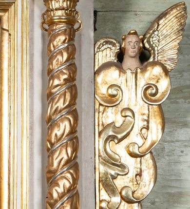 Zdjęcie nr 15: Ołtarz przyścienny, architektoniczny, jednokondygnacyjny ze zwieńczeniem i uszakami. Mensa drewniana, prostopadłościenna, marmoryzowana. W predelli obraz w kształcie spłaszczonego owalu z przedstawieniem św. Jana Chrzciciela. Nastawa na wysokim cokole ujęta złoconymi, kręconymi kolumnami o korynckich kapitelach. Kolumny dźwigają fragmenty przełamanego i przerwanego w osi ołtarza belkowania. Kondygnacja pierwsza ujęta uszami utworzonymi ze złoconych wolut i małżowin zwieńczonych główkami anielskimi ze skrzydłami. W centrum obraz św. Anny Samotrzeć w kształcie stojącego prostokąta zamkniętego łukiem nadwieszonym. W podłuczu złocone szyszki; powyżej uskrzydlona główka anielska. Zwieńczenie w formie trójkątnego przyczółka dekorowanego ząbkowaniem; część środkowa wyniesiona, zamknięta półkoliście. Na nim dwie postaci półleżących aniołów w białych szatach. W zwieńczeniu obraz Nawiedzenia w kształcie stojącego prostokąta o ściętych górnych narożach. 
Struktura ołtarza malowana na biało; ornamenty oraz elementy architektoniczne złocone; twarze figur polichromowane.
