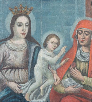 Zdjęcie nr 10: Ołtarz przyścienny, architektoniczny, jednokondygnacyjny ze zwieńczeniem i uszakami. Mensa drewniana, prostopadłościenna, marmoryzowana. W predelli obraz w kształcie spłaszczonego owalu z przedstawieniem św. Jana Chrzciciela. Nastawa na wysokim cokole ujęta złoconymi, kręconymi kolumnami o korynckich kapitelach. Kolumny dźwigają fragmenty przełamanego i przerwanego w osi ołtarza belkowania. Kondygnacja pierwsza ujęta uszami utworzonymi ze złoconych wolut i małżowin zwieńczonych główkami anielskimi ze skrzydłami. W centrum obraz św. Anny Samotrzeć w kształcie stojącego prostokąta zamkniętego łukiem nadwieszonym. W podłuczu złocone szyszki; powyżej uskrzydlona główka anielska. Zwieńczenie w formie trójkątnego przyczółka dekorowanego ząbkowaniem; część środkowa wyniesiona, zamknięta półkoliście. Na nim dwie postaci półleżących aniołów w białych szatach. W zwieńczeniu obraz Nawiedzenia w kształcie stojącego prostokąta o ściętych górnych narożach. 
Struktura ołtarza malowana na biało; ornamenty oraz elementy architektoniczne złocone; twarze figur polichromowane.
