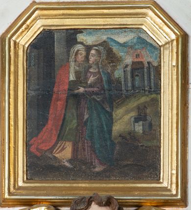 Zdjęcie nr 13: Ołtarz przyścienny, architektoniczny, jednokondygnacyjny ze zwieńczeniem i uszakami. Mensa drewniana, prostopadłościenna, marmoryzowana. W predelli obraz w kształcie spłaszczonego owalu z przedstawieniem św. Jana Chrzciciela. Nastawa na wysokim cokole ujęta złoconymi, kręconymi kolumnami o korynckich kapitelach. Kolumny dźwigają fragmenty przełamanego i przerwanego w osi ołtarza belkowania. Kondygnacja pierwsza ujęta uszami utworzonymi ze złoconych wolut i małżowin zwieńczonych główkami anielskimi ze skrzydłami. W centrum obraz św. Anny Samotrzeć w kształcie stojącego prostokąta zamkniętego łukiem nadwieszonym. W podłuczu złocone szyszki; powyżej uskrzydlona główka anielska. Zwieńczenie w formie trójkątnego przyczółka dekorowanego ząbkowaniem; część środkowa wyniesiona, zamknięta półkoliście. Na nim dwie postaci półleżących aniołów w białych szatach. W zwieńczeniu obraz Nawiedzenia w kształcie stojącego prostokąta o ściętych górnych narożach. 
Struktura ołtarza malowana na biało; ornamenty oraz elementy architektoniczne złocone; twarze figur polichromowane.
