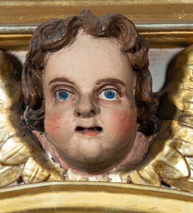 Zdjęcie nr 3: Ołtarz przyścienny, architektoniczny, jednokondygnacyjny ze zwieńczeniem i uszakami. Mensa drewniana, prostopadłościenna, marmoryzowana. W predelli obraz w kształcie spłaszczonego owalu z przedstawieniem św. Jana Chrzciciela. Nastawa na wysokim cokole ujęta złoconymi, kręconymi kolumnami o korynckich kapitelach. Kolumny dźwigają fragmenty przełamanego i przerwanego w osi ołtarza belkowania. Kondygnacja pierwsza ujęta uszami utworzonymi ze złoconych wolut i małżowin zwieńczonych główkami anielskimi ze skrzydłami. W centrum obraz św. Anny Samotrzeć w kształcie stojącego prostokąta zamkniętego łukiem nadwieszonym. W podłuczu złocone szyszki; powyżej uskrzydlona główka anielska. Zwieńczenie w formie trójkątnego przyczółka dekorowanego ząbkowaniem; część środkowa wyniesiona, zamknięta półkoliście. Na nim dwie postaci półleżących aniołów w białych szatach. W zwieńczeniu obraz Nawiedzenia w kształcie stojącego prostokąta o ściętych górnych narożach. 
Struktura ołtarza malowana na biało; ornamenty oraz elementy architektoniczne złocone; twarze figur polichromowane.
