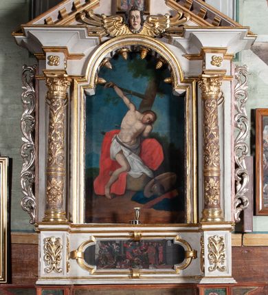 Zdjęcie nr 1: Ołtarz przyścienny, architektoniczny, jednokondygnacyjny ze zwieńczeniem i uszakami. Mensa drewniana, prostopadłościenna, marmoryzowana. Antepedium malowane; z przedstawieniem panopliów (tarcza i dwie skrzyżowane strzały). W predelli obraz w kształcie leżącego prostokąta zamkniętego po bokach łukami półkolistymi z uskokiem z przedstawieniem przepędzenia przekupniów ze świątyni. Nastawa ustawiona na wysokim, podwójnym cokole ujęta złoconymi kolumnami o korynckich kapitelach; trzony dekorowane ornamentem roślinnym, w jednej trzeciej wysokości ujęte pierścieniami. W polu głównym płytka nisza w kształcie prostokąta stojącego zamkniętego półkolistym łukiem nadwieszonym mieszcząca obraz św. Sebastiana. W podłuczu złocone szyszki, na bokach ornament arabeskowy; powyżej w osi ołtarza uskrzydlona główka anielska. Kolumny dźwigają fragmenty przełamanego i przerwanego w osi ołtarza belkowania. Kondygnacja pierwsza ujęta akantowymi uszami. Zwieńczenie w formie trójkątnego przyczółka dekorowanego kostkowaniem; część środkowa wyniesiona, zamknięta półkoliście. W zwieńczeniu obraz z przedstawieniem św. Zofii z córkami w kształcie stojącego prostokąta zamkniętego łukiem półokrągłym. Struktura ołtarza malowana na biało, ornamenty oraz elementy architektoniczne złocone i srebrzone. Twarze figur polichromowane, antepedium oraz dolna część cokołu nastawy w odcieniach brązu i zieleni.