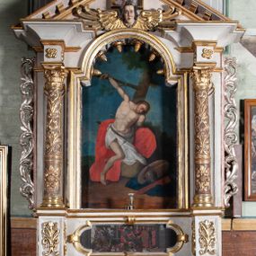 Zdjęcie nr 1: Ołtarz przyścienny, architektoniczny, jednokondygnacyjny ze zwieńczeniem i uszakami. Mensa drewniana, prostopadłościenna, marmoryzowana. Antepedium malowane; z przedstawieniem panopliów (tarcza i dwie skrzyżowane strzały). W predelli obraz w kształcie leżącego prostokąta zamkniętego po bokach łukami półkolistymi z uskokiem z przedstawieniem przepędzenia przekupniów ze świątyni. Nastawa ustawiona na wysokim, podwójnym cokole ujęta złoconymi kolumnami o korynckich kapitelach; trzony dekorowane ornamentem roślinnym, w jednej trzeciej wysokości ujęte pierścieniami. W polu głównym płytka nisza w kształcie prostokąta stojącego zamkniętego półkolistym łukiem nadwieszonym mieszcząca obraz św. Sebastiana. W podłuczu złocone szyszki, na bokach ornament arabeskowy; powyżej w osi ołtarza uskrzydlona główka anielska. Kolumny dźwigają fragmenty przełamanego i przerwanego w osi ołtarza belkowania. Kondygnacja pierwsza ujęta akantowymi uszami. Zwieńczenie w formie trójkątnego przyczółka dekorowanego kostkowaniem; część środkowa wyniesiona, zamknięta półkoliście. W zwieńczeniu obraz z przedstawieniem św. Zofii z córkami w kształcie stojącego prostokąta zamkniętego łukiem półokrągłym. Struktura ołtarza malowana na biało, ornamenty oraz elementy architektoniczne złocone i srebrzone. Twarze figur polichromowane, antepedium oraz dolna część cokołu nastawy w odcieniach brązu i zieleni.