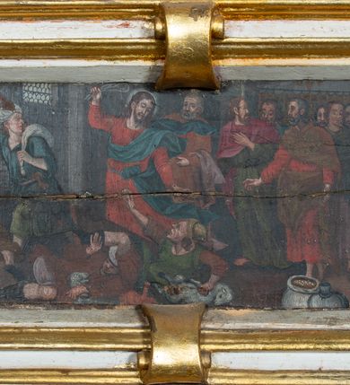 Zdjęcie nr 7: Ołtarz przyścienny, architektoniczny, jednokondygnacyjny ze zwieńczeniem i uszakami. Mensa drewniana, prostopadłościenna, marmoryzowana. Antepedium malowane; z przedstawieniem panopliów (tarcza i dwie skrzyżowane strzały). W predelli obraz w kształcie leżącego prostokąta zamkniętego po bokach łukami półkolistymi z uskokiem z przedstawieniem przepędzenia przekupniów ze świątyni. Nastawa ustawiona na wysokim, podwójnym cokole ujęta złoconymi kolumnami o korynckich kapitelach; trzony dekorowane ornamentem roślinnym, w jednej trzeciej wysokości ujęte pierścieniami. W polu głównym płytka nisza w kształcie prostokąta stojącego zamkniętego półkolistym łukiem nadwieszonym mieszcząca obraz św. Sebastiana. W podłuczu złocone szyszki, na bokach ornament arabeskowy; powyżej w osi ołtarza uskrzydlona główka anielska. Kolumny dźwigają fragmenty przełamanego i przerwanego w osi ołtarza belkowania. Kondygnacja pierwsza ujęta akantowymi uszami. Zwieńczenie w formie trójkątnego przyczółka dekorowanego kostkowaniem; część środkowa wyniesiona, zamknięta półkoliście. W zwieńczeniu obraz z przedstawieniem św. Zofii z córkami w kształcie stojącego prostokąta zamkniętego łukiem półokrągłym. Struktura ołtarza malowana na biało, ornamenty oraz elementy architektoniczne złocone i srebrzone. Twarze figur polichromowane, antepedium oraz dolna część cokołu nastawy w odcieniach brązu i zieleni.