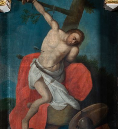 Zdjęcie nr 3: Ołtarz przyścienny, architektoniczny, jednokondygnacyjny ze zwieńczeniem i uszakami. Mensa drewniana, prostopadłościenna, marmoryzowana. Antepedium malowane; z przedstawieniem panopliów (tarcza i dwie skrzyżowane strzały). W predelli obraz w kształcie leżącego prostokąta zamkniętego po bokach łukami półkolistymi z uskokiem z przedstawieniem przepędzenia przekupniów ze świątyni. Nastawa ustawiona na wysokim, podwójnym cokole ujęta złoconymi kolumnami o korynckich kapitelach; trzony dekorowane ornamentem roślinnym, w jednej trzeciej wysokości ujęte pierścieniami. W polu głównym płytka nisza w kształcie prostokąta stojącego zamkniętego półkolistym łukiem nadwieszonym mieszcząca obraz św. Sebastiana. W podłuczu złocone szyszki, na bokach ornament arabeskowy; powyżej w osi ołtarza uskrzydlona główka anielska. Kolumny dźwigają fragmenty przełamanego i przerwanego w osi ołtarza belkowania. Kondygnacja pierwsza ujęta akantowymi uszami. Zwieńczenie w formie trójkątnego przyczółka dekorowanego kostkowaniem; część środkowa wyniesiona, zamknięta półkoliście. W zwieńczeniu obraz z przedstawieniem św. Zofii z córkami w kształcie stojącego prostokąta zamkniętego łukiem półokrągłym. Struktura ołtarza malowana na biało, ornamenty oraz elementy architektoniczne złocone i srebrzone. Twarze figur polichromowane, antepedium oraz dolna część cokołu nastawy w odcieniach brązu i zieleni.