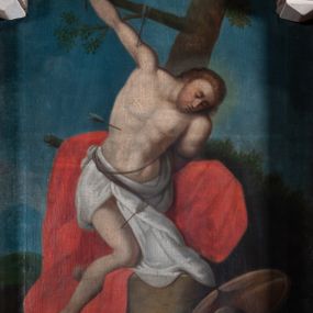 Zdjęcie nr 1: Obraz w kształcie stojącego prostokąta zamkniętego łukiem nadwieszonym. W centrum kompozycji przedstawienie męczeństwa św. Sebastiana. Postać ukazana w dynamicznej, skomplikowanej pozie, z korpusem pochylonym do przodu, klęczy na lewym kolanie. Ręce ma przywiązane do drzewa: lewą do pnia za plecami, prawą do gałęzi powyżej; głowę opuszczoną, przechyloną na lewe ramię. Ma muskularne ciało i owalną twarz o delikatnych, młodzieńczych rysach, przymkniete oczy i wąskie usta. Świety jest ubrany w białą szatę udrapowaną wokół talii, przepasaną sznurem oraz ciemnoczerwony płaszcz, który opadł, tworząc tło dla dolnej połowy ciała. W obnażonych fragmentach ciała tkwią strzały, jedna w udzie, druga w boku, kolejna w prawym barku. W prawym, dolnym narożu elementy uzbrojenia: kołczan ze strzałami, hełm oraz tarcza na granatowej tkaninie. Tło pejzażowe. Kolorystyka ciemna, ciepła.