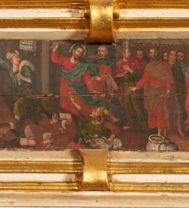 Zdjęcie nr 1: Obraz w kształcie leżącego prostokąta zamkniętego po bokach łukami nadwieszonymi w złoconej, profilowanej ramie. Deskę wypełnia wielofigurowa, dynamiczna kompozycja z przedstawieniem wypędzenia przekupniów ze świątyni. W centrum Chrystus, widoczny frontalnie, trzymający bicz w prawej, uniesionej ręce, kieruje drugą w stronę dwóch biczowanych, leżących przed nim mężczyzn. Jezus ma pociągłą twarz, ciemny zarost i włosy, jest ubrany w czerwoną tunikę i niebieski płaszcz, który przechodząc przez skos i podczepiony do paska rozwiewa się do boku i za jego plecami. Leżący mają na sobie ciemne szaty, każdy z nich trzyma owcę. Mężczyzna z prawej strony unosi w stronę Chrystusa prawą rękę i nogę, patrzy na niego przerażony. Drugi kryje się pod tą nogą unosząc prawą dłoń. Z lewej strony widnieje grupa trzech, uciekających mężczyzn ubranych w niebiesko-zielono-brązowe szaty, niosących tobołki i beczkę. Po prawej stronie kompozycji do świątyni wkracza grupa ośmiu apostołów ubranych w długie tuniki i płaszcze. Za nimi widoczna kotara, przed nimi garnce. Scena rozgrywa się we wnętrzu o szarych ścianach, w dwóch miejscach, po bokach kompozycji namalowano okna wypełnione małymi szybkami. Kolorystyka obrazy ciemna, ciepła. 