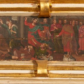 Zdjęcie nr 1: Obraz w kształcie leżącego prostokąta zamkniętego po bokach łukami nadwieszonymi w złoconej, profilowanej ramie. Deskę wypełnia wielofigurowa, dynamiczna kompozycja z przedstawieniem wypędzenia przekupniów ze świątyni. W centrum Chrystus, widoczny frontalnie, trzymający bicz w prawej, uniesionej ręce, kieruje drugą w stronę dwóch biczowanych, leżących przed nim mężczyzn. Jezus ma pociągłą twarz, ciemny zarost i włosy, jest ubrany w czerwoną tunikę i niebieski płaszcz, który przechodząc przez skos i podczepiony do paska rozwiewa się do boku i za jego plecami. Leżący mają na sobie ciemne szaty, każdy z nich trzyma owcę. Mężczyzna z prawej strony unosi w stronę Chrystusa prawą rękę i nogę, patrzy na niego przerażony. Drugi kryje się pod tą nogą unosząc prawą dłoń. Z lewej strony widnieje grupa trzech, uciekających mężczyzn ubranych w niebiesko-zielono-brązowe szaty, niosących tobołki i beczkę. Po prawej stronie kompozycji do świątyni wkracza grupa ośmiu apostołów ubranych w długie tuniki i płaszcze. Za nimi widoczna kotara, przed nimi garnce. Scena rozgrywa się we wnętrzu o szarych ścianach, w dwóch miejscach, po bokach kompozycji namalowano okna wypełnione małymi szybkami. Kolorystyka obrazy ciemna, ciepła. 