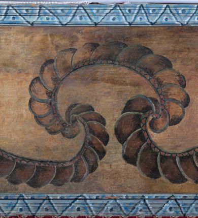 Zdjęcie nr 9: Ołtarz przyścienny, architektoniczny, jednoosiowy, jednokondygnacyjny ze zwieńczeniem i ażurowymi uszakami o falistym brzegu. Mensa prostopadłościenna z portatylem, antepedium ujęte profilowanymi listwami z polem wewnętrznym dekorowanym silnie stylizowanym, malowanym ornamentem o esowatym przebiegu i wolutowych końcach. Na mensie tabernakulum prostopadłościenne, na planie wklęsło-wypukłym, ujęte na narożach taśmami o skręconych końcach, zamknięte falującym gzymsem, pośrodku którego rocaille. Drzwiczki prostokątne, pozłacane z płaskorzeźbionym kielichem z hostią, zamknięte łukiem nadwieszonym. Tabernakulum marmoryzowane na jasnokremowy odcień. Retabulum ujęte parą kolumn kompozytowych ustawionych na niskich cokołach z rozetką, wspierających belkowanie wyłamujące się ponad nimi, z wydatnym, profilowanym gzymsem. Fryz dekorowany girlandami kwiatów w części środkowej, po bokach rozetkami. Nad belkowaniem na osiach kolumn ustawione wazony o żłobionej w dwóch strefach powierzchni. Pole środkowe z niszą ujętą prostokątną, profilowaną ramą, zamkniętą łukiem nadwieszonym. W niszy figura Matki Boskiej z Lourdes. Nad łukiem pozłacana korona otwarta i rozetki. Zwieńczenie półkoliste, ujęte spływami wolutowymi, na których rzeźby uskrzydlonych aniołków. Pośrodku zwieńczenia owalny obraz z przedstawieniem św. Józefa z Dzieciątkiem ujęty ramą uformowaną z obłoków z odchodzącymi promieniami. Nad zwieńczeniem rzeźbiona, złocona korona zamknięta. Całość struktury ołtarza marmoryzowana na kolor niebieski z ciemniejszymi żyłkami; kolumny jasnobrązowe z malowaną z wicią roślinną; ornamenty i profile złocone i srebrzone. 