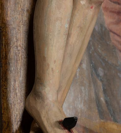 Zdjęcie nr 12: Ołtarz przyścienny, architektoniczny, jednoosiowy, jednokondygnacyjny ze zwieńczeniem i ażurowymi uszakami o falistym brzegu. Mensa w typie sarkofagowym, profilowana, z kamiennym portatylem. Retabulum wklęsłe, ujęte parą kolumn kompozytowych ustawionych na kostkowych cokołach z rozetkami, wspierających belkowanie wyłamujące się ponad nimi, zamknięte wydatnym, profilowanym gzymsem. Fryz dekorowany rozetkami. Nad belkowaniem na osiach kolumn ustawione wazony o marmoryzowanej i żłobionej powierzchni. W polu środkowym głęboka wnęka zamknięta wielobocznie, w której rzeźbiony krucyfiks, po jego bokach malowane postacie Matki Boskiej i Św. Jana na tle pejzażu z architekturą. Zwieńczenie półkoliste ujęte spływami wolutowymi, na których rzeźby aniołków z arma Christi (aniołek po prawej z włócznią, po lewej zaś z gąbką). Pośrodku zwieńczenia owalny obraz z przedstawieniem św. Wojciecha ujęty ramą uformowaną z obłoków z odchodzącymi promieniami. Nad zwieńczeniem rzeźbiona, złocona korona zamknięta. Struktura ołtarza polichromowana, marmoryzowana na odcień niebieski, antepedium z polem marmoryzowanym na kolor beżowy. 