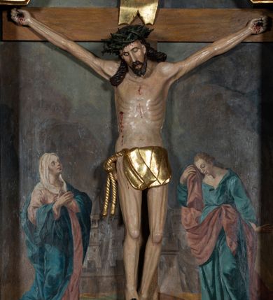 Zdjęcie nr 8: Ołtarz przyścienny, architektoniczny, jednoosiowy, jednokondygnacyjny ze zwieńczeniem i ażurowymi uszakami o falistym brzegu. Mensa w typie sarkofagowym, profilowana, z kamiennym portatylem. Retabulum wklęsłe, ujęte parą kolumn kompozytowych ustawionych na kostkowych cokołach z rozetkami, wspierających belkowanie wyłamujące się ponad nimi, zamknięte wydatnym, profilowanym gzymsem. Fryz dekorowany rozetkami. Nad belkowaniem na osiach kolumn ustawione wazony o marmoryzowanej i żłobionej powierzchni. W polu środkowym głęboka wnęka zamknięta wielobocznie, w której rzeźbiony krucyfiks, po jego bokach malowane postacie Matki Boskiej i Św. Jana na tle pejzażu z architekturą. Zwieńczenie półkoliste ujęte spływami wolutowymi, na których rzeźby aniołków z arma Christi (aniołek po prawej z włócznią, po lewej zaś z gąbką). Pośrodku zwieńczenia owalny obraz z przedstawieniem św. Wojciecha ujęty ramą uformowaną z obłoków z odchodzącymi promieniami. Nad zwieńczeniem rzeźbiona, złocona korona zamknięta. Struktura ołtarza polichromowana, marmoryzowana na odcień niebieski, antepedium z polem marmoryzowanym na kolor beżowy. 