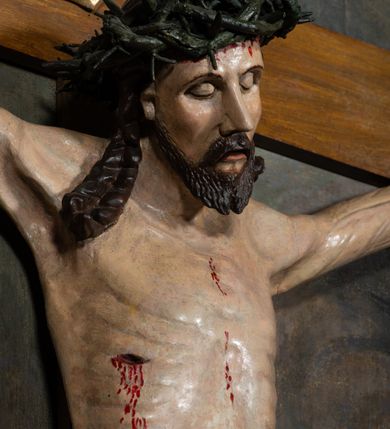 Zdjęcie nr 10: Ołtarz przyścienny, architektoniczny, jednoosiowy, jednokondygnacyjny ze zwieńczeniem i ażurowymi uszakami o falistym brzegu. Mensa w typie sarkofagowym, profilowana, z kamiennym portatylem. Retabulum wklęsłe, ujęte parą kolumn kompozytowych ustawionych na kostkowych cokołach z rozetkami, wspierających belkowanie wyłamujące się ponad nimi, zamknięte wydatnym, profilowanym gzymsem. Fryz dekorowany rozetkami. Nad belkowaniem na osiach kolumn ustawione wazony o marmoryzowanej i żłobionej powierzchni. W polu środkowym głęboka wnęka zamknięta wielobocznie, w której rzeźbiony krucyfiks, po jego bokach malowane postacie Matki Boskiej i Św. Jana na tle pejzażu z architekturą. Zwieńczenie półkoliste ujęte spływami wolutowymi, na których rzeźby aniołków z arma Christi (aniołek po prawej z włócznią, po lewej zaś z gąbką). Pośrodku zwieńczenia owalny obraz z przedstawieniem św. Wojciecha ujęty ramą uformowaną z obłoków z odchodzącymi promieniami. Nad zwieńczeniem rzeźbiona, złocona korona zamknięta. Struktura ołtarza polichromowana, marmoryzowana na odcień niebieski, antepedium z polem marmoryzowanym na kolor beżowy. 