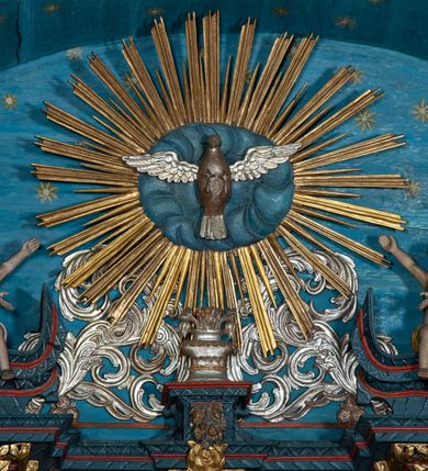 Zdjęcie nr 12: Nastawa ołtarzowa architektoniczna, dwukondygnacyjna, z bramkami, na podwójnym cokole. Pierwsza kondygnacja trójosiowa, ujęta dwiema parami kolumn o kapitelach korynckich, dźwigających pełne belkowanie wyłamane na ich osi i przerwane w partii pola środkowego, nad którym gzyms przyjmuje formę łuku odcinkowego. Na osi środkowych kolumn przerwany, falisty przyczółek. Pole obrazowe w formie stojącego prostokąta zamkniętego łukiem nadwieszonym, w nim obraz Matki Boskiej z Dzieciątkiem (na zasuwie Matki Boskiej Niepokalanie Poczętej) w profilowanej ramie; w podłuczu stylizowany, dekorowany kwiatami monogram Maryjny; u spodu lambrekin. Druga kondygnacja jednoosiowa, ujęta parą kolumn o kapitelach korynckich, dźwigających pełne belkowanie wyłamane wielokrotnie na ich osi oraz przerwany, falisty przyczółek. W drugiej kondygnacji obraz św. Piotra i św. Pawła w ramie dekorowanej stylizowanym akantem z elementami małżowiny oraz wieńcem; zwieńczonej rozetą z liśćmi akantu. Pole obrazowe ujęte suchym akantem oraz parą festonów z owocami.  Zwieńczenie w kształcie glorii promienistej z gołębicą Ducha Świętego na tle obłoków. Cokół dekorowany uskrzydlonymi główkami anielskimi i akantem. Fryz zdobiony rozetami i suchym akantem oraz pasem akantu z elementami małżowiny. Pierwsza kondygnacja ujęta uszami w formie wolut z elementami roślinnymi i kwiatami. Na przerwanym przyczółku siedząca para puttów; na gzymsie figury św. Wojciecha i św. Stanisława biskupa. Fryz dekorowany ornamentem roślinnym oraz pasem akantu z elementami małżowiny na osi kolumn oraz rozetami w centrum. Druga kondygnacja ujęta uszami w formie cęgów przeplatanych gałązką różaną. Na gzymsie w centrum postument zdobiony winną latoroślą, na nim wazon z elementami roślinnymi. Na przerwanym przyczółku para puttów. Podstawę dla glorii tworzy suchy akant.  Ołtarz z kamienną mensą. Antepedium w formie ramy z płaskorzeźbionym przedstawieniem Ostatniej Wieczerzy. Ołtarz w drewnianej obudowie, ujęty spływami wolutowymi dekorowanymi kogucim grzebieniem, zakończony podwójnym parapetem. Tabernakulum o falistej, wypukłej ścianie frontowej; ujęte pilastrami w formie spływów wolutowych dekorowanych kogucim grzebieniem, dźwigającymi profilowany gzyms, wyłamany na ich osi z palmetą w centrum. Drzwiczki w formie stojącego prostokąta zamkniętego łukiem nadwieszonym z apliką w postaci kielicha z hostią w glorii; ujęte rocaille'm. Tron wystawienia w formie niszy flankowanej kolumnami na cokołach o żłobkowanych trzonach, dźwigających imposty. Całość zamknięta wybrzuszonym gzymsem. W konsze rozeta w otoczeniu liści. Tron ujęty uszami w postaci cęgów przeplatanych gałązkami różanymi. Po bokach ołtarza bramki zamknięte przeciwstawnie zwróconymi wolutami dekorowanymi uskrzydlonymi główkami anielskimi. Przejścia w formie prostokąta zamkniętego trójbocznie, dekorowanego podwójną listewką; na końcach bramek dwie figury św. Wawrzyńca i św. Szczepana.
 Nastawa marmoryzowana na kolor niebieski, z czerwonymi elementami oraz złoconymi i srebrzonymi detalami architektonicznymi i ornamentyką; tabernakulum złocone i srebrzone, miejscami marmoryzowane na kolor niebieski; kolumienki szare. 