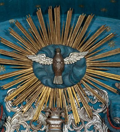 Zdjęcie nr 13: Nastawa ołtarzowa architektoniczna, dwukondygnacyjna, z bramkami, na podwójnym cokole. Pierwsza kondygnacja trójosiowa, ujęta dwiema parami kolumn o kapitelach korynckich, dźwigających pełne belkowanie wyłamane na ich osi i przerwane w partii pola środkowego, nad którym gzyms przyjmuje formę łuku odcinkowego. Na osi środkowych kolumn przerwany, falisty przyczółek. Pole obrazowe w formie stojącego prostokąta zamkniętego łukiem nadwieszonym, w nim obraz Matki Boskiej z Dzieciątkiem (na zasuwie Matki Boskiej Niepokalanie Poczętej) w profilowanej ramie; w podłuczu stylizowany, dekorowany kwiatami monogram Maryjny; u spodu lambrekin. Druga kondygnacja jednoosiowa, ujęta parą kolumn o kapitelach korynckich, dźwigających pełne belkowanie wyłamane wielokrotnie na ich osi oraz przerwany, falisty przyczółek. W drugiej kondygnacji obraz św. Piotra i św. Pawła w ramie dekorowanej stylizowanym akantem z elementami małżowiny oraz wieńcem; zwieńczonej rozetą z liśćmi akantu. Pole obrazowe ujęte suchym akantem oraz parą festonów z owocami.  Zwieńczenie w kształcie glorii promienistej z gołębicą Ducha Świętego na tle obłoków. Cokół dekorowany uskrzydlonymi główkami anielskimi i akantem. Fryz zdobiony rozetami i suchym akantem oraz pasem akantu z elementami małżowiny. Pierwsza kondygnacja ujęta uszami w formie wolut z elementami roślinnymi i kwiatami. Na przerwanym przyczółku siedząca para puttów; na gzymsie figury św. Wojciecha i św. Stanisława biskupa. Fryz dekorowany ornamentem roślinnym oraz pasem akantu z elementami małżowiny na osi kolumn oraz rozetami w centrum. Druga kondygnacja ujęta uszami w formie cęgów przeplatanych gałązką różaną. Na gzymsie w centrum postument zdobiony winną latoroślą, na nim wazon z elementami roślinnymi. Na przerwanym przyczółku para puttów. Podstawę dla glorii tworzy suchy akant.  Ołtarz z kamienną mensą. Antepedium w formie ramy z płaskorzeźbionym przedstawieniem Ostatniej Wieczerzy. Ołtarz w drewnianej obudowie, ujęty spływami wolutowymi dekorowanymi kogucim grzebieniem, zakończony podwójnym parapetem. Tabernakulum o falistej, wypukłej ścianie frontowej; ujęte pilastrami w formie spływów wolutowych dekorowanych kogucim grzebieniem, dźwigającymi profilowany gzyms, wyłamany na ich osi z palmetą w centrum. Drzwiczki w formie stojącego prostokąta zamkniętego łukiem nadwieszonym z apliką w postaci kielicha z hostią w glorii; ujęte rocaille'm. Tron wystawienia w formie niszy flankowanej kolumnami na cokołach o żłobkowanych trzonach, dźwigających imposty. Całość zamknięta wybrzuszonym gzymsem. W konsze rozeta w otoczeniu liści. Tron ujęty uszami w postaci cęgów przeplatanych gałązkami różanymi. Po bokach ołtarza bramki zamknięte przeciwstawnie zwróconymi wolutami dekorowanymi uskrzydlonymi główkami anielskimi. Przejścia w formie prostokąta zamkniętego trójbocznie, dekorowanego podwójną listewką; na końcach bramek dwie figury św. Wawrzyńca i św. Szczepana.
 Nastawa marmoryzowana na kolor niebieski, z czerwonymi elementami oraz złoconymi i srebrzonymi detalami architektonicznymi i ornamentyką; tabernakulum złocone i srebrzone, miejscami marmoryzowane na kolor niebieski; kolumienki szare. 