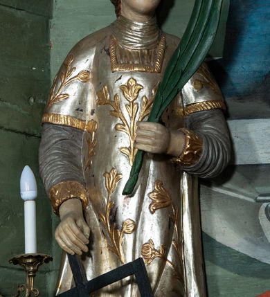 Zdjęcie nr 6: Nastawa ołtarzowa architektoniczna, dwukondygnacyjna, z bramkami, na podwójnym cokole. Pierwsza kondygnacja trójosiowa, ujęta dwiema parami kolumn o kapitelach korynckich, dźwigających pełne belkowanie wyłamane na ich osi i przerwane w partii pola środkowego, nad którym gzyms przyjmuje formę łuku odcinkowego. Na osi środkowych kolumn przerwany, falisty przyczółek. Pole obrazowe w formie stojącego prostokąta zamkniętego łukiem nadwieszonym, w nim obraz Matki Boskiej z Dzieciątkiem (na zasuwie Matki Boskiej Niepokalanie Poczętej) w profilowanej ramie; w podłuczu stylizowany, dekorowany kwiatami monogram Maryjny; u spodu lambrekin. Druga kondygnacja jednoosiowa, ujęta parą kolumn o kapitelach korynckich, dźwigających pełne belkowanie wyłamane wielokrotnie na ich osi oraz przerwany, falisty przyczółek. W drugiej kondygnacji obraz św. Piotra i św. Pawła w ramie dekorowanej stylizowanym akantem z elementami małżowiny oraz wieńcem; zwieńczonej rozetą z liśćmi akantu. Pole obrazowe ujęte suchym akantem oraz parą festonów z owocami.  Zwieńczenie w kształcie glorii promienistej z gołębicą Ducha Świętego na tle obłoków. Cokół dekorowany uskrzydlonymi główkami anielskimi i akantem. Fryz zdobiony rozetami i suchym akantem oraz pasem akantu z elementami małżowiny. Pierwsza kondygnacja ujęta uszami w formie wolut z elementami roślinnymi i kwiatami. Na przerwanym przyczółku siedząca para puttów; na gzymsie figury św. Wojciecha i św. Stanisława biskupa. Fryz dekorowany ornamentem roślinnym oraz pasem akantu z elementami małżowiny na osi kolumn oraz rozetami w centrum. Druga kondygnacja ujęta uszami w formie cęgów przeplatanych gałązką różaną. Na gzymsie w centrum postument zdobiony winną latoroślą, na nim wazon z elementami roślinnymi. Na przerwanym przyczółku para puttów. Podstawę dla glorii tworzy suchy akant.  Ołtarz z kamienną mensą. Antepedium w formie ramy z płaskorzeźbionym przedstawieniem Ostatniej Wieczerzy. Ołtarz w drewnianej obudowie, ujęty spływami wolutowymi dekorowanymi kogucim grzebieniem, zakończony podwójnym parapetem. Tabernakulum o falistej, wypukłej ścianie frontowej; ujęte pilastrami w formie spływów wolutowych dekorowanych kogucim grzebieniem, dźwigającymi profilowany gzyms, wyłamany na ich osi z palmetą w centrum. Drzwiczki w formie stojącego prostokąta zamkniętego łukiem nadwieszonym z apliką w postaci kielicha z hostią w glorii; ujęte rocaille'm. Tron wystawienia w formie niszy flankowanej kolumnami na cokołach o żłobkowanych trzonach, dźwigających imposty. Całość zamknięta wybrzuszonym gzymsem. W konsze rozeta w otoczeniu liści. Tron ujęty uszami w postaci cęgów przeplatanych gałązkami różanymi. Po bokach ołtarza bramki zamknięte przeciwstawnie zwróconymi wolutami dekorowanymi uskrzydlonymi główkami anielskimi. Przejścia w formie prostokąta zamkniętego trójbocznie, dekorowanego podwójną listewką; na końcach bramek dwie figury św. Wawrzyńca i św. Szczepana.
 Nastawa marmoryzowana na kolor niebieski, z czerwonymi elementami oraz złoconymi i srebrzonymi detalami architektonicznymi i ornamentyką; tabernakulum złocone i srebrzone, miejscami marmoryzowane na kolor niebieski; kolumienki szare. 