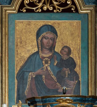 Zdjęcie nr 18: Nastawa ołtarzowa architektoniczna, dwukondygnacyjna, z bramkami, na podwójnym cokole. Pierwsza kondygnacja trójosiowa, ujęta dwiema parami kolumn o kapitelach korynckich, dźwigających pełne belkowanie wyłamane na ich osi i przerwane w partii pola środkowego, nad którym gzyms przyjmuje formę łuku odcinkowego. Na osi środkowych kolumn przerwany, falisty przyczółek. Pole obrazowe w formie stojącego prostokąta zamkniętego łukiem nadwieszonym, w nim obraz Matki Boskiej z Dzieciątkiem (na zasuwie Matki Boskiej Niepokalanie Poczętej) w profilowanej ramie; w podłuczu stylizowany, dekorowany kwiatami monogram Maryjny; u spodu lambrekin. Druga kondygnacja jednoosiowa, ujęta parą kolumn o kapitelach korynckich, dźwigających pełne belkowanie wyłamane wielokrotnie na ich osi oraz przerwany, falisty przyczółek. W drugiej kondygnacji obraz św. Piotra i św. Pawła w ramie dekorowanej stylizowanym akantem z elementami małżowiny oraz wieńcem; zwieńczonej rozetą z liśćmi akantu. Pole obrazowe ujęte suchym akantem oraz parą festonów z owocami.  Zwieńczenie w kształcie glorii promienistej z gołębicą Ducha Świętego na tle obłoków. Cokół dekorowany uskrzydlonymi główkami anielskimi i akantem. Fryz zdobiony rozetami i suchym akantem oraz pasem akantu z elementami małżowiny. Pierwsza kondygnacja ujęta uszami w formie wolut z elementami roślinnymi i kwiatami. Na przerwanym przyczółku siedząca para puttów; na gzymsie figury św. Wojciecha i św. Stanisława biskupa. Fryz dekorowany ornamentem roślinnym oraz pasem akantu z elementami małżowiny na osi kolumn oraz rozetami w centrum. Druga kondygnacja ujęta uszami w formie cęgów przeplatanych gałązką różaną. Na gzymsie w centrum postument zdobiony winną latoroślą, na nim wazon z elementami roślinnymi. Na przerwanym przyczółku para puttów. Podstawę dla glorii tworzy suchy akant.  Ołtarz z kamienną mensą. Antepedium w formie ramy z płaskorzeźbionym przedstawieniem Ostatniej Wieczerzy. Ołtarz w drewnianej obudowie, ujęty spływami wolutowymi dekorowanymi kogucim grzebieniem, zakończony podwójnym parapetem. Tabernakulum o falistej, wypukłej ścianie frontowej; ujęte pilastrami w formie spływów wolutowych dekorowanych kogucim grzebieniem, dźwigającymi profilowany gzyms, wyłamany na ich osi z palmetą w centrum. Drzwiczki w formie stojącego prostokąta zamkniętego łukiem nadwieszonym z apliką w postaci kielicha z hostią w glorii; ujęte rocaille'm. Tron wystawienia w formie niszy flankowanej kolumnami na cokołach o żłobkowanych trzonach, dźwigających imposty. Całość zamknięta wybrzuszonym gzymsem. W konsze rozeta w otoczeniu liści. Tron ujęty uszami w postaci cęgów przeplatanych gałązkami różanymi. Po bokach ołtarza bramki zamknięte przeciwstawnie zwróconymi wolutami dekorowanymi uskrzydlonymi główkami anielskimi. Przejścia w formie prostokąta zamkniętego trójbocznie, dekorowanego podwójną listewką; na końcach bramek dwie figury św. Wawrzyńca i św. Szczepana.
 Nastawa marmoryzowana na kolor niebieski, z czerwonymi elementami oraz złoconymi i srebrzonymi detalami architektonicznymi i ornamentyką; tabernakulum złocone i srebrzone, miejscami marmoryzowane na kolor niebieski; kolumienki szare. 