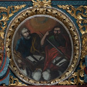 Zdjęcie nr 1: Obraz w formie owalu, w centrum dwie półpostacie świętych na obłokach. Po prawej św. Paweł, zwrócony w trzech czwartych w prawo. W lewej ręce trzyma miecz zwrócony ku górze, prawą unosi, wskazując głowę. Twarz ascetyczna, o ściągniętych brwiach, okolona długą brodą opadającą na pierś. Włosy krótkie, ciemne. Święty jest ubrany w zieloną tunikę oraz przerzucony diagonalnie czerwony płaszcz. Na jego kolanach księga. Po lewej stronie św. Piotr zwrócony w trzech czwartych w lewą stronę,  z głową uniesioną ku górze. W prawej ręce trzyma klucze, lewą przytrzymuje leżącą przed nim księgę. Twarz podłużna o starczych rysach, okolona siwą brodą; włosy krótkie, siwe. Ubrany jest w granatową tunikę oraz żółty płaszcz przerzucony przez lewe ramię. Tło w formie poświaty w układzie koncentrycznych kręgów. Kolorystyka kontrastowa, intensywna, o silnym światłocieniu.