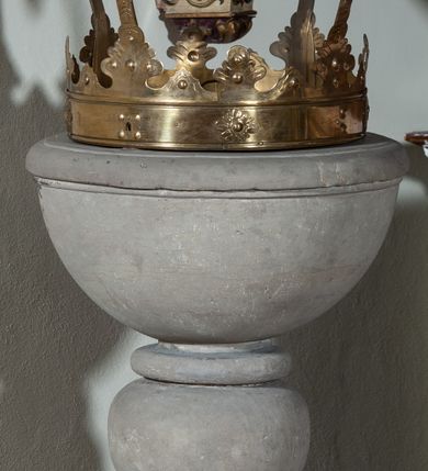 Zdjęcie nr 1: Stopa na rzucie koła, na cokole; trzon profilowany, nodus tralkowy, ujęty pierścieniami. Czara półkulista z wywiniętą krawędzią. Pokrywa w formie korony zamkniętej, z czterema kabłąkami połączonymi kulą z krzyżem. Dno korony z uchwytem i datą: 1786 R.