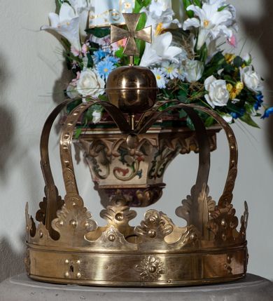 Zdjęcie nr 2: Stopa na rzucie koła, na cokole; trzon profilowany, nodus tralkowy, ujęty pierścieniami. Czara półkulista z wywiniętą krawędzią. Pokrywa w formie korony zamkniętej, z czterema kabłąkami połączonymi kulą z krzyżem. Dno korony z uchwytem i datą: 1786 R.