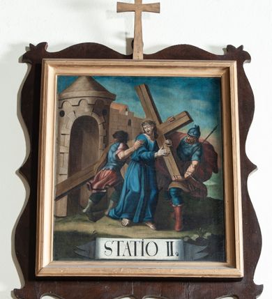 Zdjęcie nr 2: Czternaście stacji Drogi Krzyżowej w kształcie prostokąta zbliżonego do kwadratu, w profilowanych ramkach z krzyżykiem łacińskim pośrodku listwy górnej. Sceny wielofigurowe, o otwartej kompozycji, na tle monumentalnej architektury lub krajobrazu. U dołu białe banderole z oznaczeniem numeru stacji.