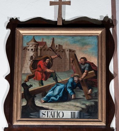 Zdjęcie nr 7: Czternaście stacji Drogi Krzyżowej w kształcie prostokąta zbliżonego do kwadratu, w profilowanych ramkach z krzyżykiem łacińskim pośrodku listwy górnej. Sceny wielofigurowe, o otwartej kompozycji, na tle monumentalnej architektury lub krajobrazu. U dołu białe banderole z oznaczeniem numeru stacji.