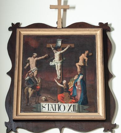 Zdjęcie nr 4: Czternaście stacji Drogi Krzyżowej w kształcie prostokąta zbliżonego do kwadratu, w profilowanych ramkach z krzyżykiem łacińskim pośrodku listwy górnej. Sceny wielofigurowe, o otwartej kompozycji, na tle monumentalnej architektury lub krajobrazu. U dołu białe banderole z oznaczeniem numeru stacji.